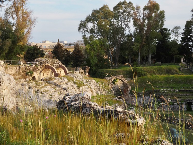 The Roman amphitheatre and its structures